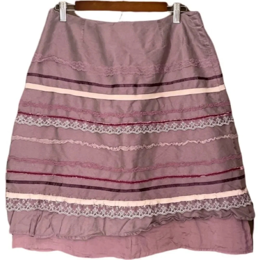 Intuitions Silk skirt with lace trim absolutely beautiful detail Size 12
